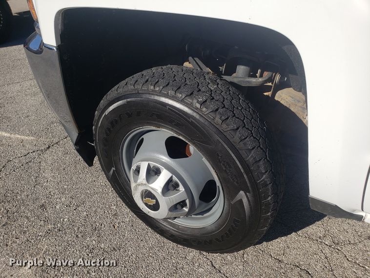 image for item GA9306 2016 Chevrolet Silverado 3500 Double Cab utility bed pickup truck