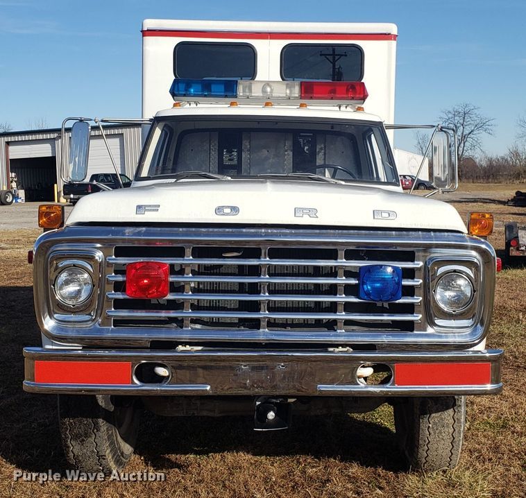 image for item GA9318 1979 Ford F800 fire truck