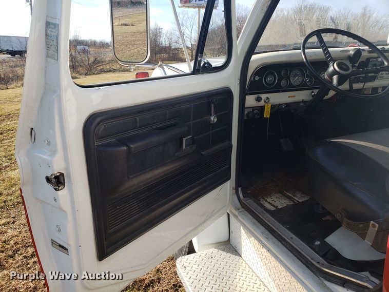 image for item GA9318 1979 Ford F800 fire truck