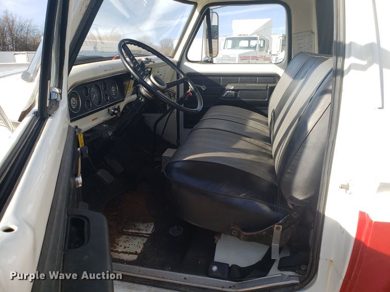 image for item GA9318 1979 Ford F800 fire truck