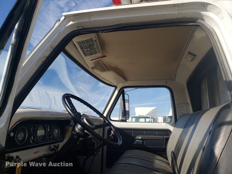 image for item GA9318 1979 Ford F800 fire truck