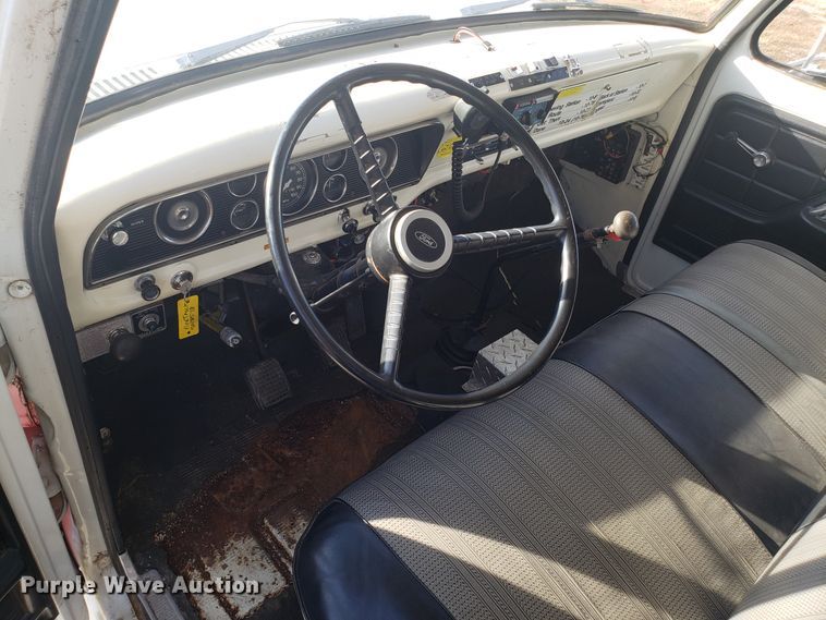 image for item GA9318 1979 Ford F800 fire truck