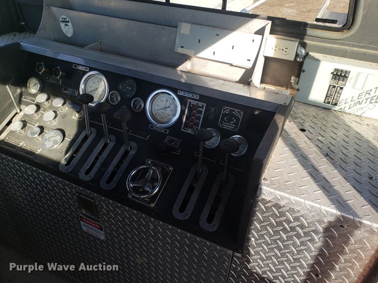 image for item GA9318 1979 Ford F800 fire truck