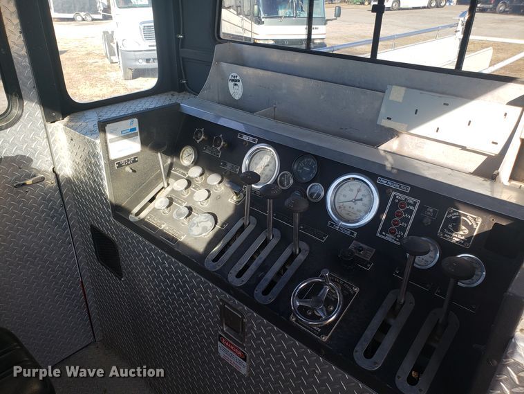 image for item GA9318 1979 Ford F800 fire truck