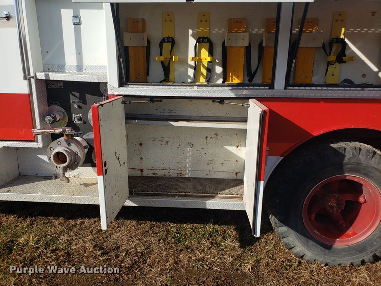 image for item GA9318 1979 Ford F800 fire truck