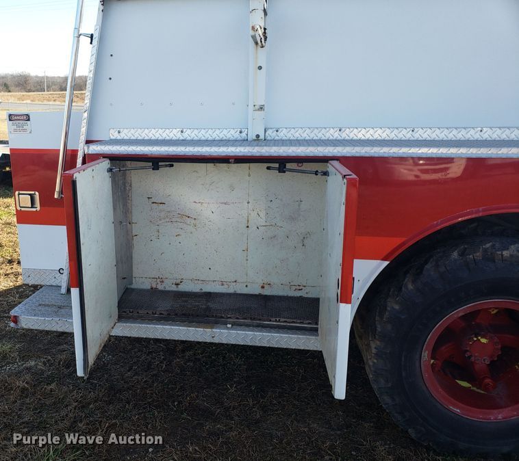 image for item GA9318 1979 Ford F800 fire truck