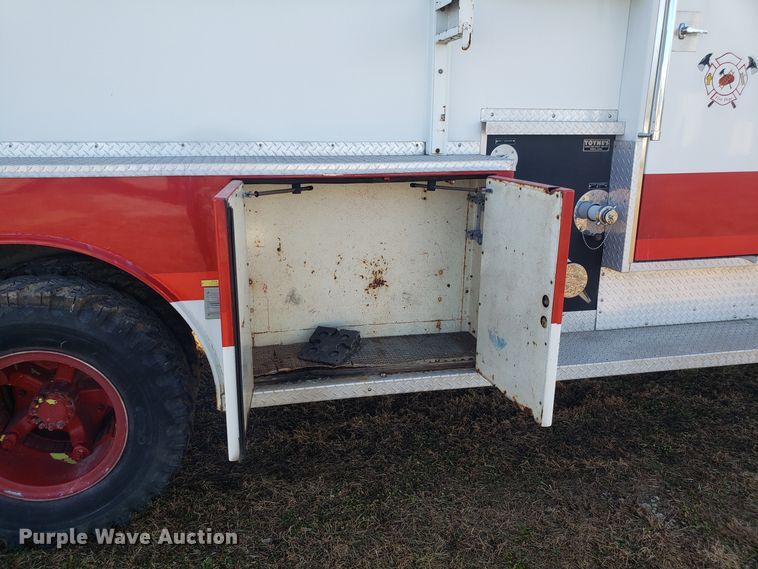 image for item GA9318 1979 Ford F800 fire truck