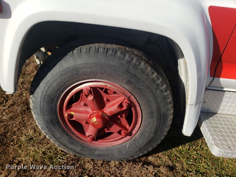 image for item GA9318 1979 Ford F800 fire truck