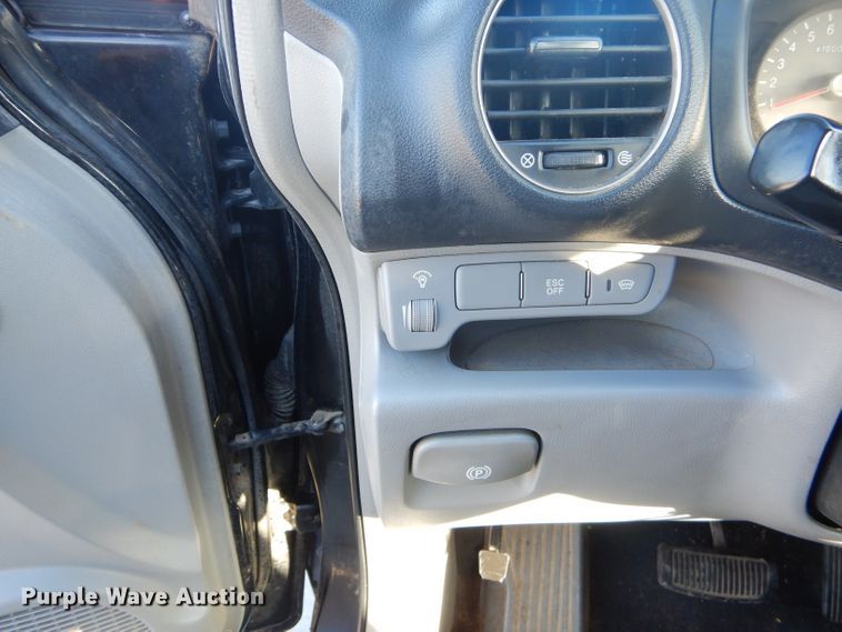 image for item GB9532 2007 Kia Rondo SUV