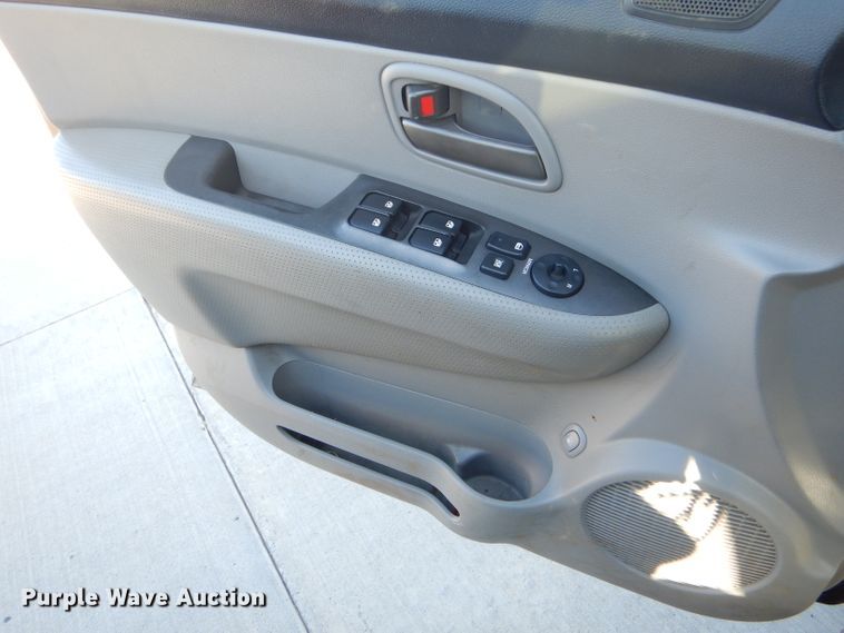 image for item GB9532 2007 Kia Rondo SUV