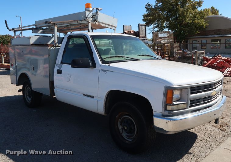 image for item GD9811 2000 Chevrolet C3500 utility bed pickup truck