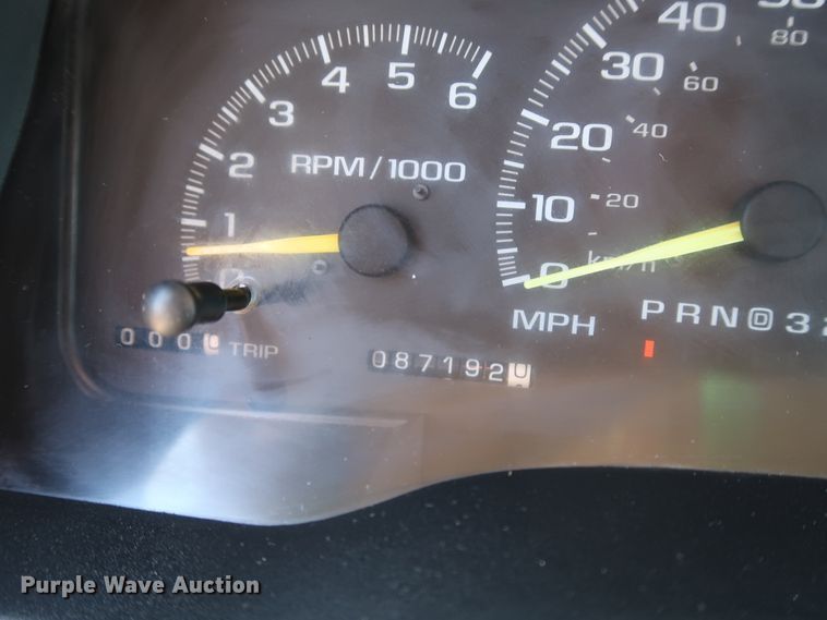 image for item GD9811 2000 Chevrolet C3500 utility bed pickup truck