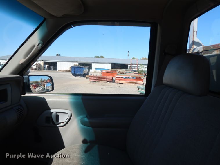 image for item GD9811 2000 Chevrolet C3500 utility bed pickup truck