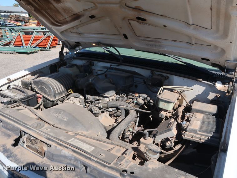 image for item GD9811 2000 Chevrolet C3500 utility bed pickup truck