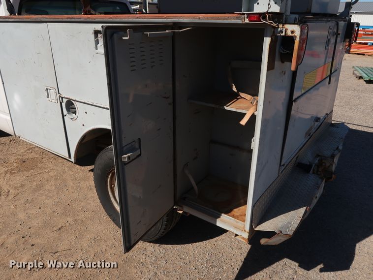 image for item GD9811 2000 Chevrolet C3500 utility bed pickup truck