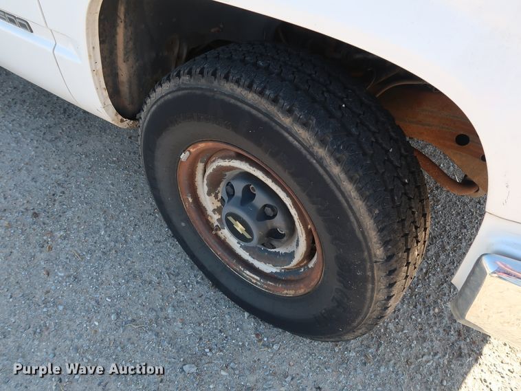 image for item GD9811 2000 Chevrolet C3500 utility bed pickup truck