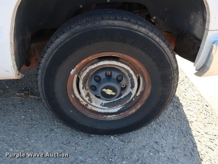 image for item GD9811 2000 Chevrolet C3500 utility bed pickup truck