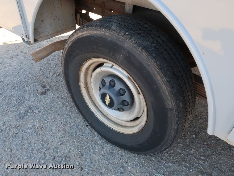 image for item GD9811 2000 Chevrolet C3500 utility bed pickup truck