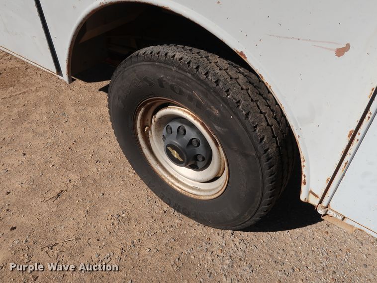 image for item GD9811 2000 Chevrolet C3500 utility bed pickup truck