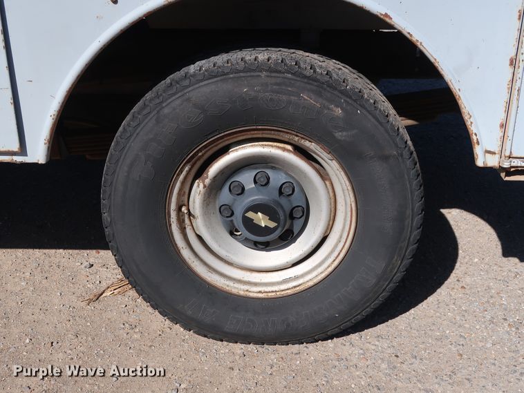 image for item GD9811 2000 Chevrolet C3500 utility bed pickup truck