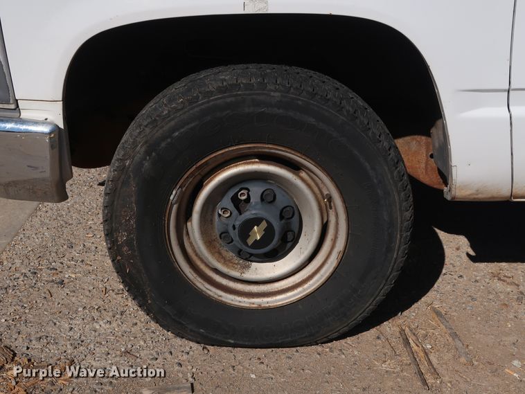 image for item GD9811 2000 Chevrolet C3500 utility bed pickup truck