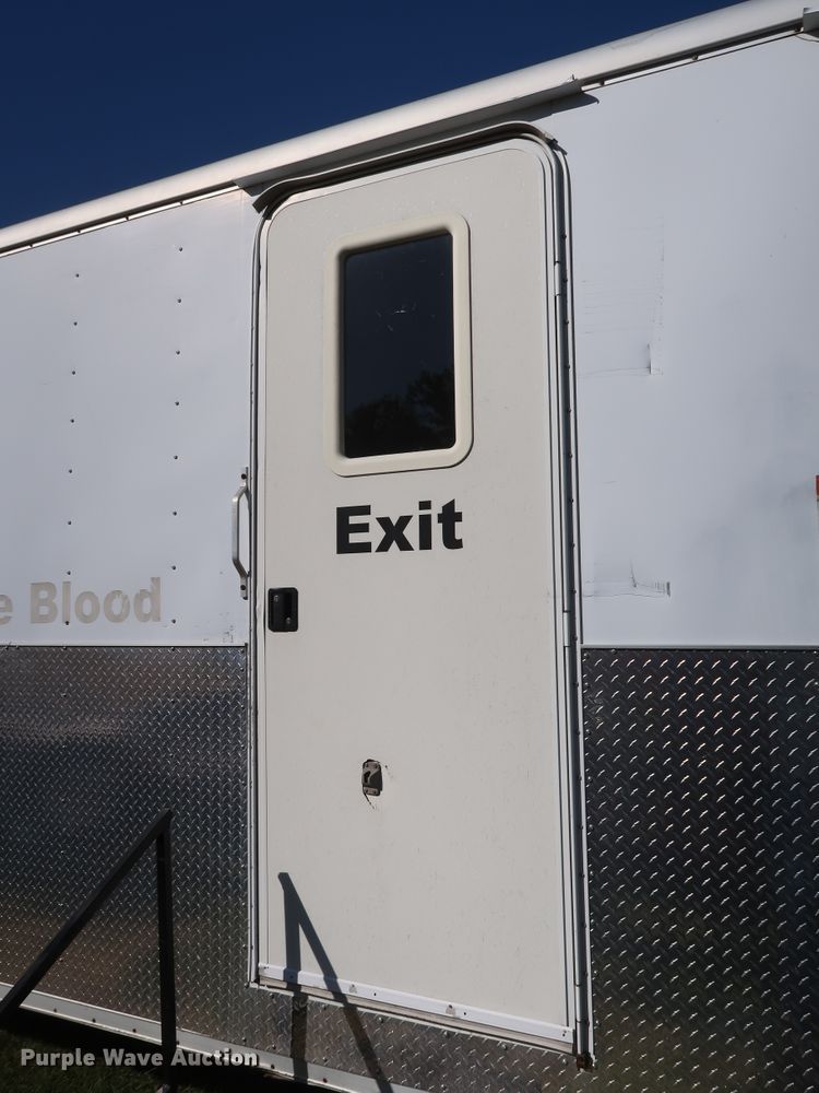 image for item GD9819 2003 Wells Cargo CVG4025W enclosed cargo trailer