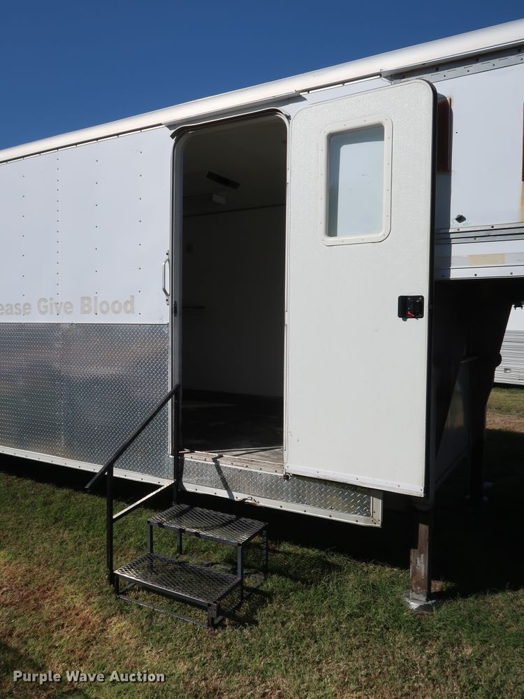 image for item GD9819 2003 Wells Cargo CVG4025W enclosed cargo trailer