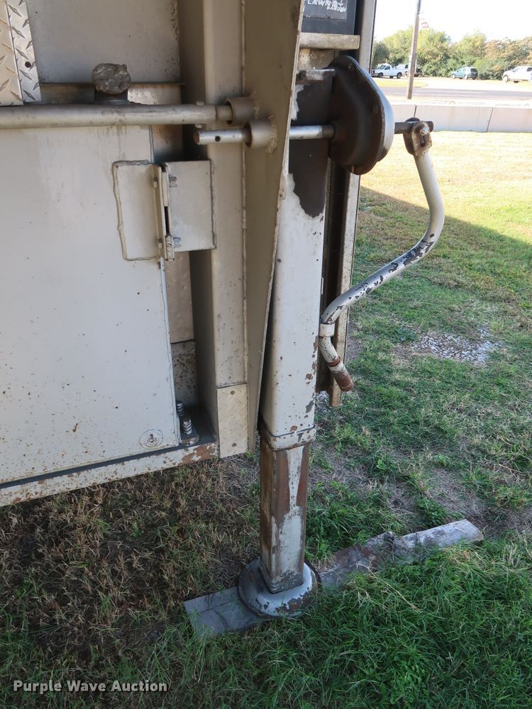 image for item GD9819 2003 Wells Cargo CVG4025W enclosed cargo trailer