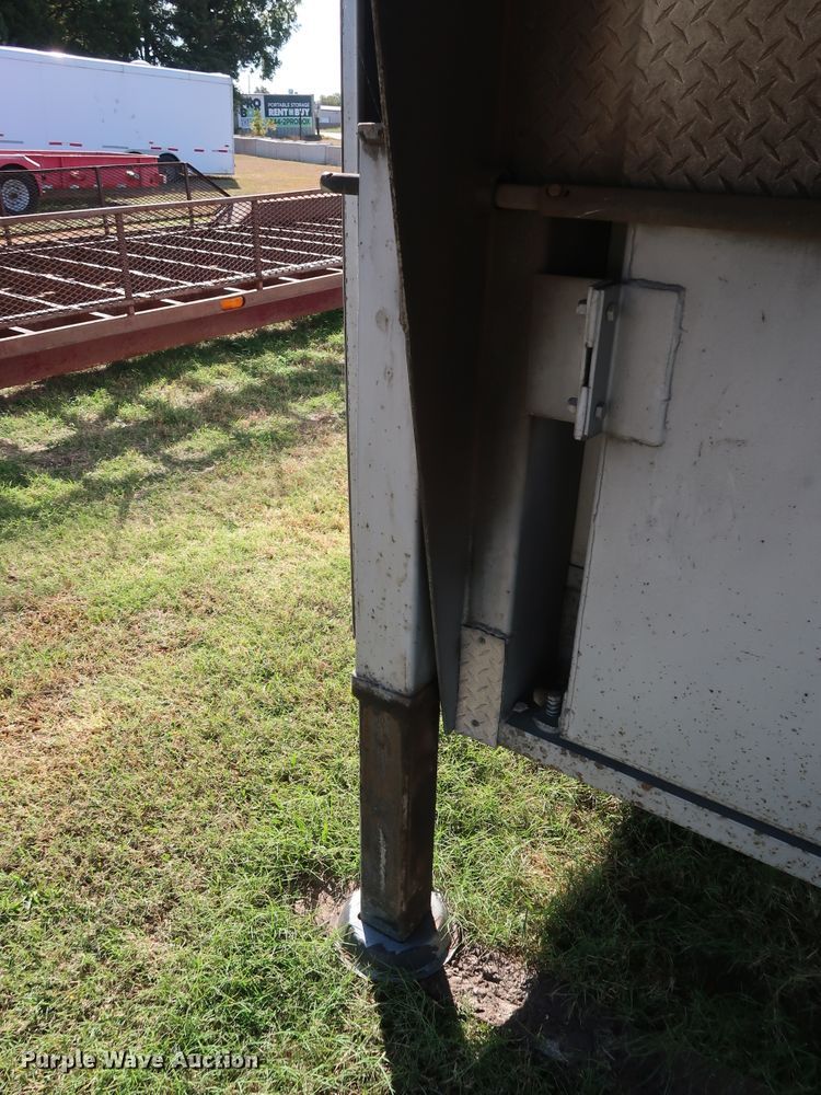 image for item GD9819 2003 Wells Cargo CVG4025W enclosed cargo trailer