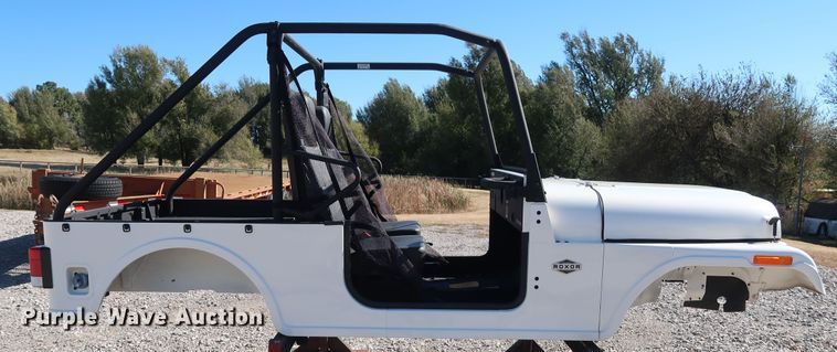 image for item GD9829 2018 Mahindra Roxor Off-Road body