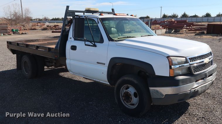 image for item GD9948 2005 Chevrolet Silverado 3500HD flatbed pickup truck