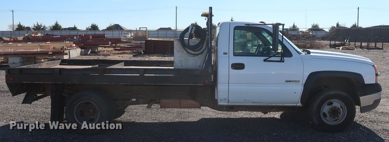 image for item GD9948 2005 Chevrolet Silverado 3500HD flatbed pickup truck