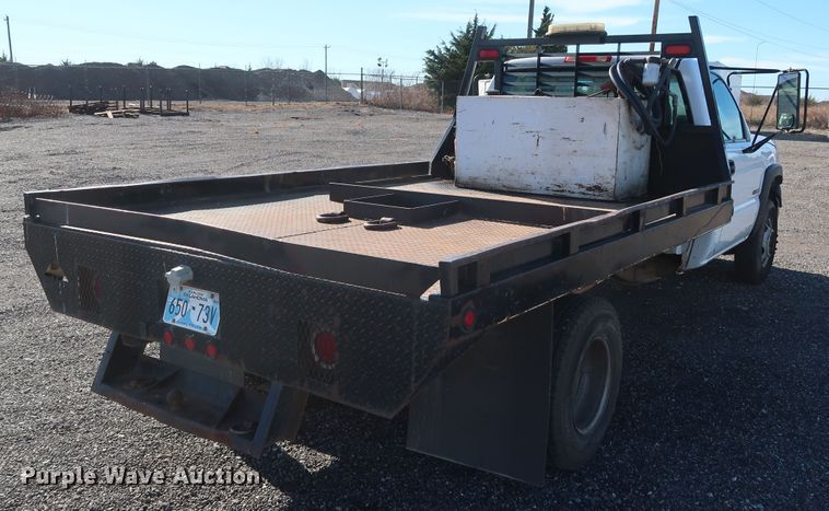 image for item GD9948 2005 Chevrolet Silverado 3500HD flatbed pickup truck