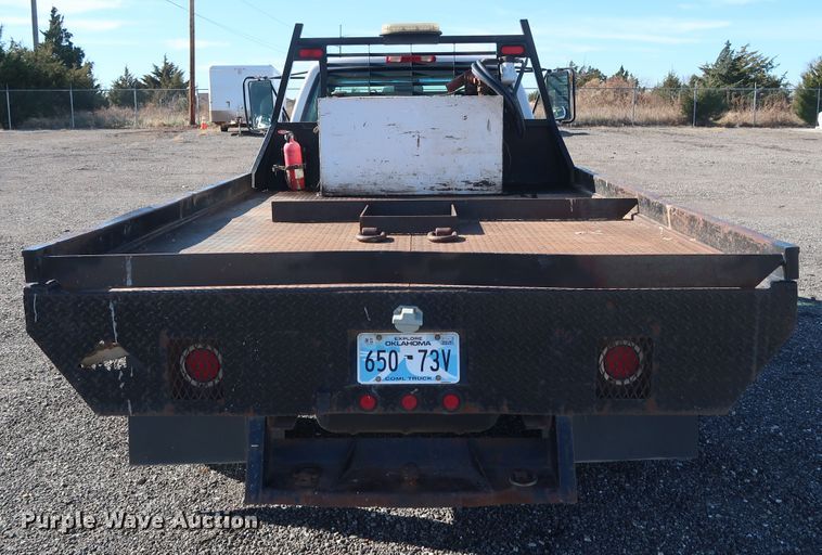 image for item GD9948 2005 Chevrolet Silverado 3500HD flatbed pickup truck