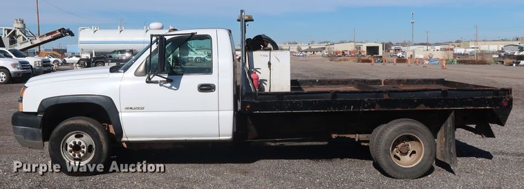 image for item GD9948 2005 Chevrolet Silverado 3500HD flatbed pickup truck