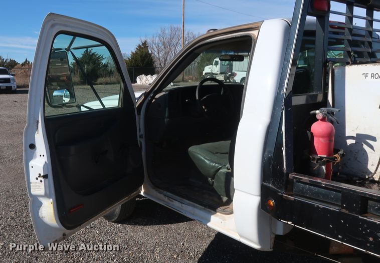 image for item GD9948 2005 Chevrolet Silverado 3500HD flatbed pickup truck