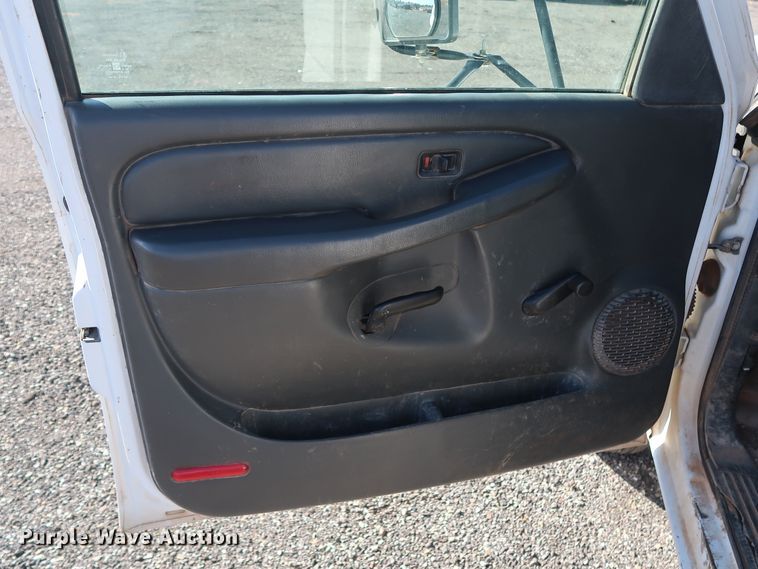 image for item GD9948 2005 Chevrolet Silverado 3500HD flatbed pickup truck