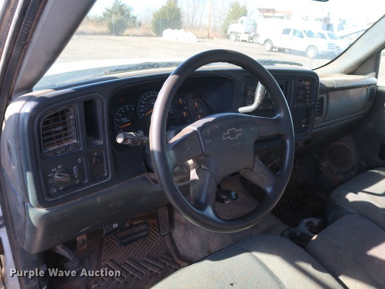 image for item GD9948 2005 Chevrolet Silverado 3500HD flatbed pickup truck