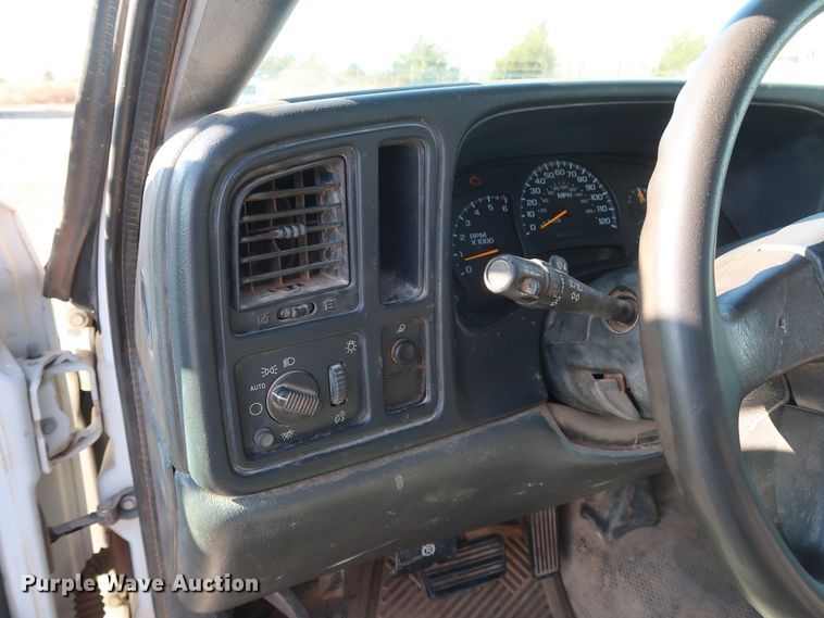 image for item GD9948 2005 Chevrolet Silverado 3500HD flatbed pickup truck