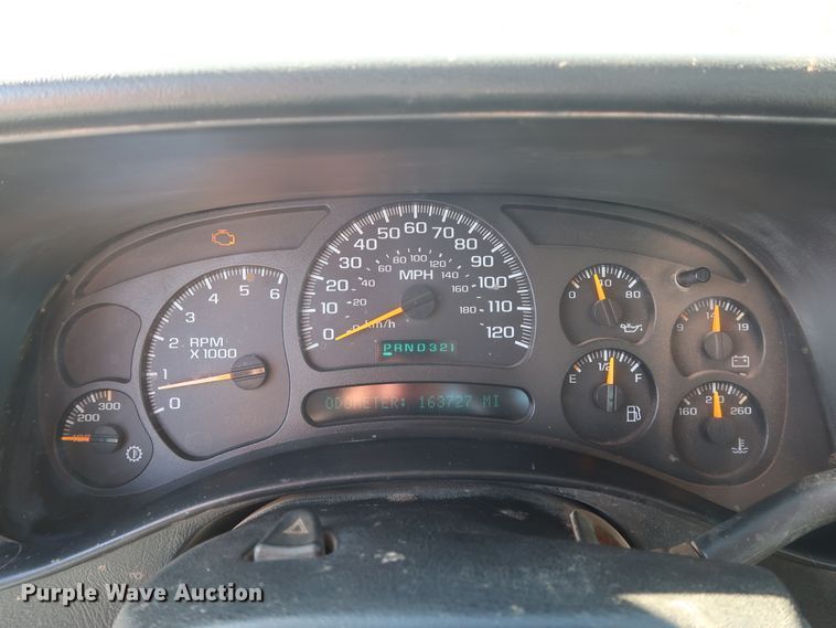 image for item GD9948 2005 Chevrolet Silverado 3500HD flatbed pickup truck