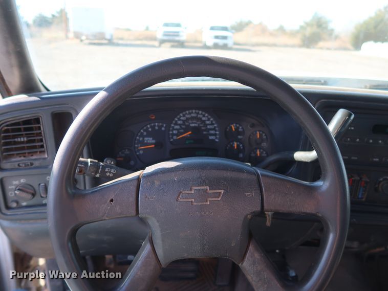 image for item GD9948 2005 Chevrolet Silverado 3500HD flatbed pickup truck