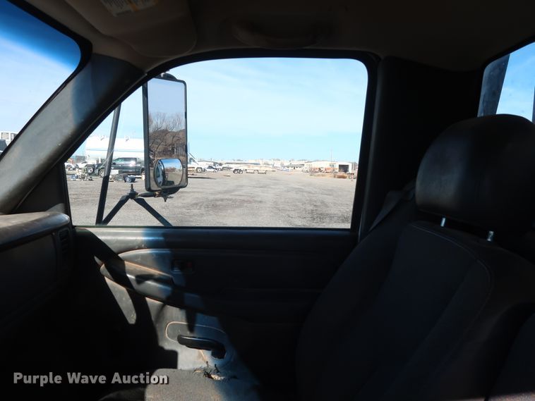 image for item GD9948 2005 Chevrolet Silverado 3500HD flatbed pickup truck