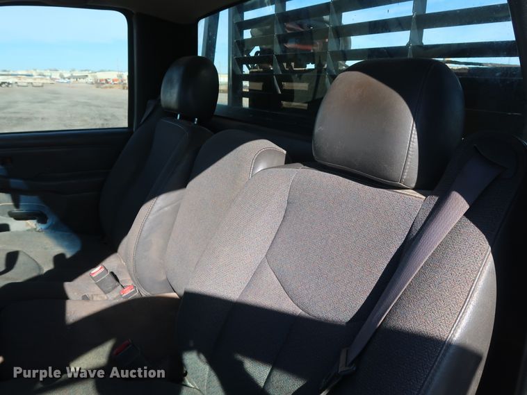 image for item GD9948 2005 Chevrolet Silverado 3500HD flatbed pickup truck