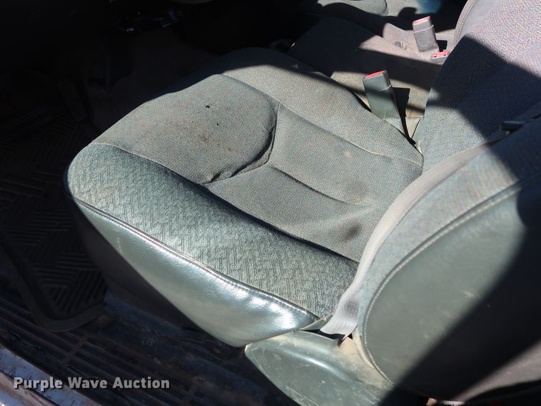 image for item GD9948 2005 Chevrolet Silverado 3500HD flatbed pickup truck