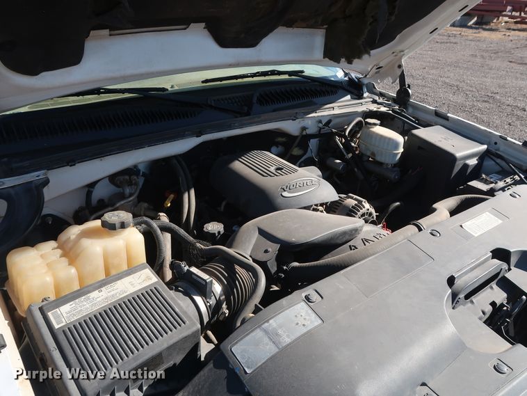 image for item GD9948 2005 Chevrolet Silverado 3500HD flatbed pickup truck