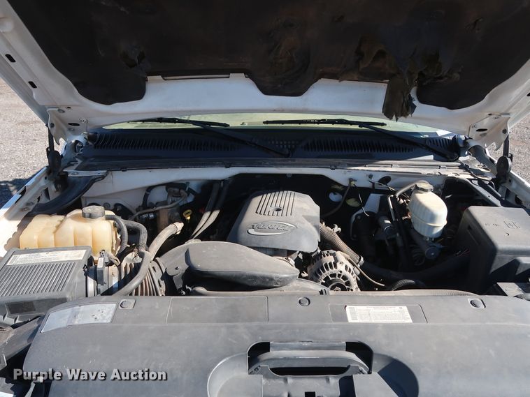 image for item GD9948 2005 Chevrolet Silverado 3500HD flatbed pickup truck