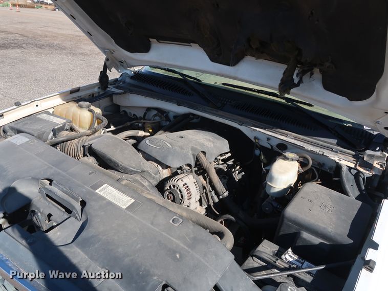 image for item GD9948 2005 Chevrolet Silverado 3500HD flatbed pickup truck