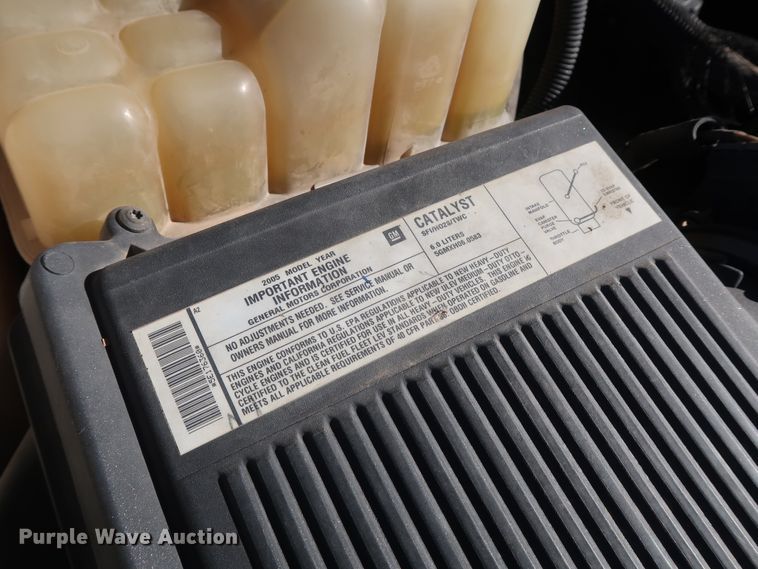 image for item GD9948 2005 Chevrolet Silverado 3500HD flatbed pickup truck