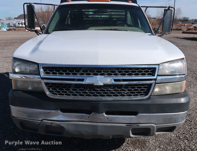 image for item GD9948 2005 Chevrolet Silverado 3500HD flatbed pickup truck