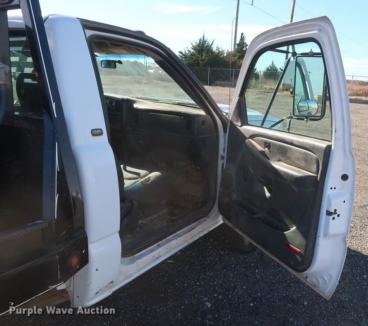 image for item GD9948 2005 Chevrolet Silverado 3500HD flatbed pickup truck